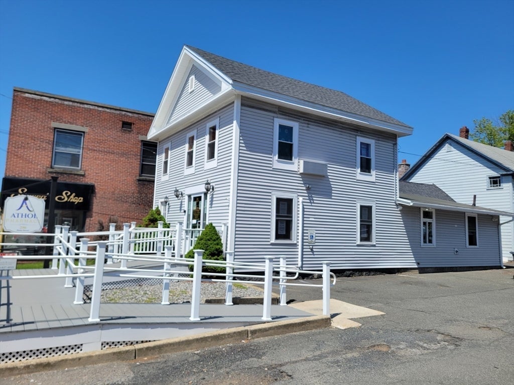 290 Main St