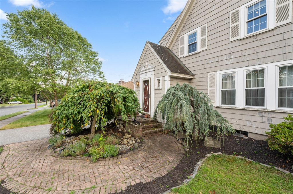 8 Saint James Rd