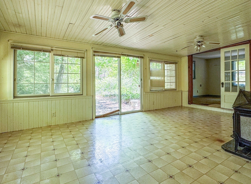 Barnstable, Massachusetts 02648, United States, 2 Bedrooms Bedrooms, ,1 BathroomBathrooms,Residential,Pending,127857