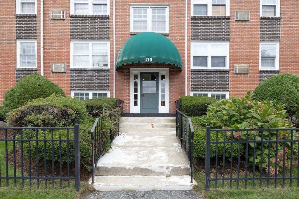 210 Hillside Ave 32