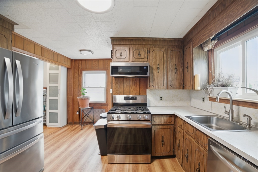 Quincy, Massachusetts 02171, United States, 4 Bedrooms Bedrooms, ,2 BathroomsBathrooms,Residential,Active,140385