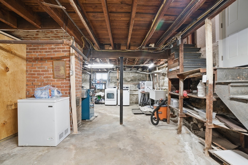 Quincy, Massachusetts 02171, United States, 4 Bedrooms Bedrooms, ,2 BathroomsBathrooms,Residential,Active,140385