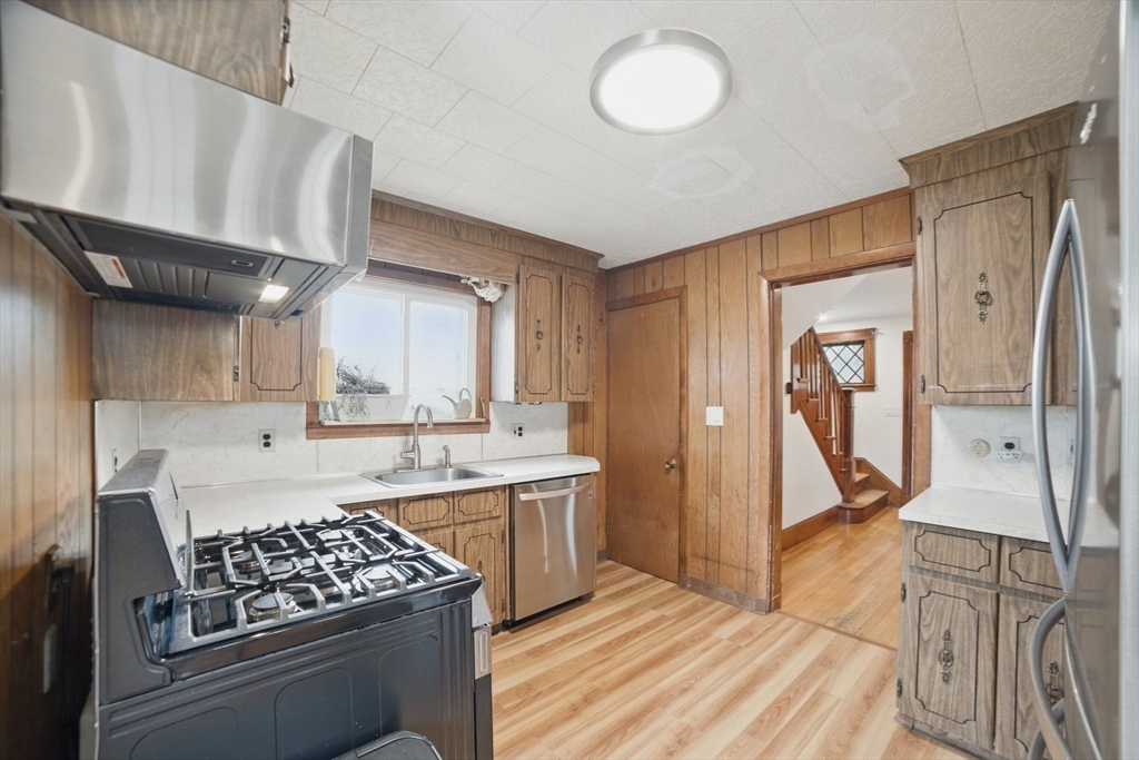 Quincy, Massachusetts 02171, United States, 4 Bedrooms Bedrooms, ,2 BathroomsBathrooms,Residential,Active,140385