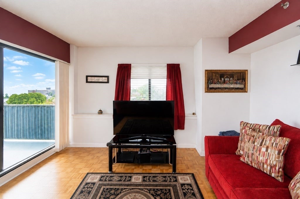 300 Lynn Shore Dr 903