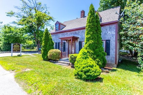 Duplex in Falmouth MA 122-124 Teaticket Hwy.jpg