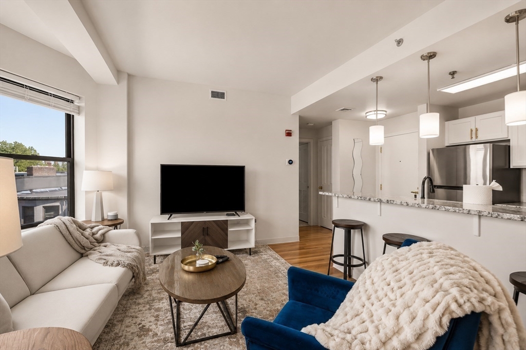 636 Beacon 502