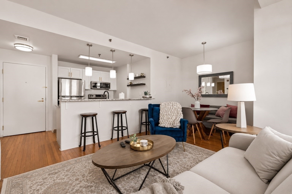 636 Beacon 502