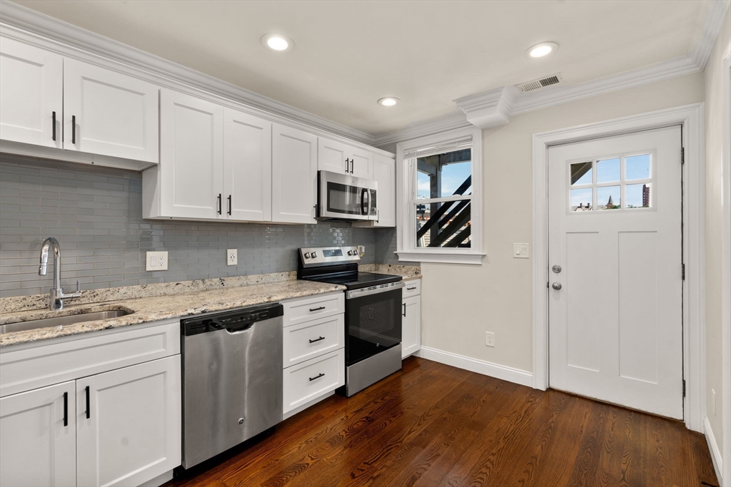 39-41 W Walnut Park