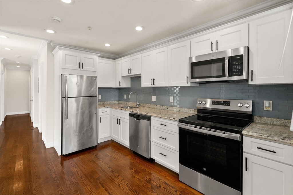 39-41 W Walnut Park