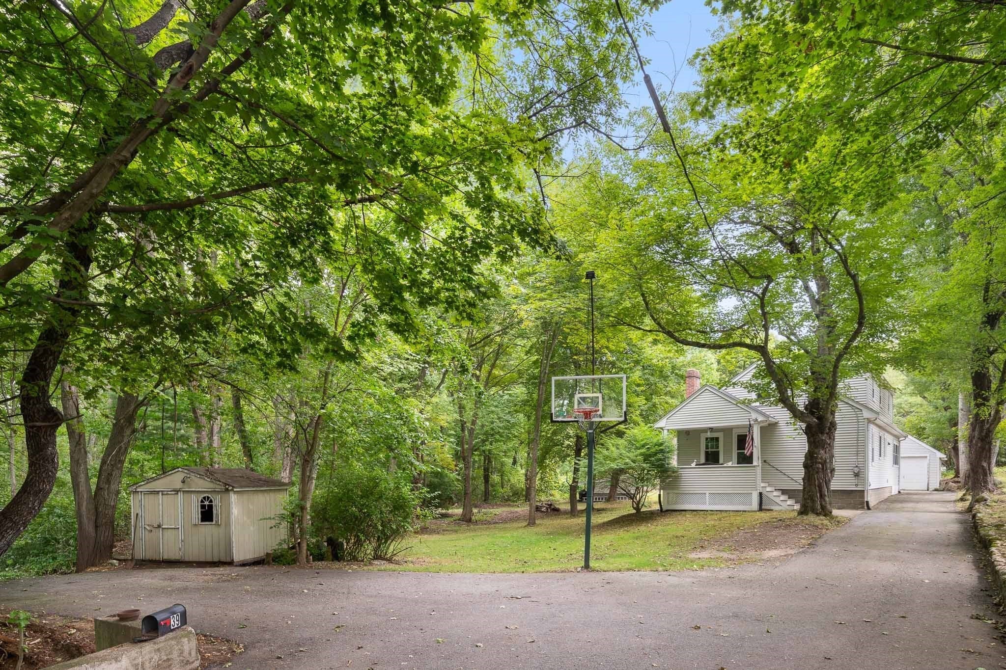 39 Montrose Ave