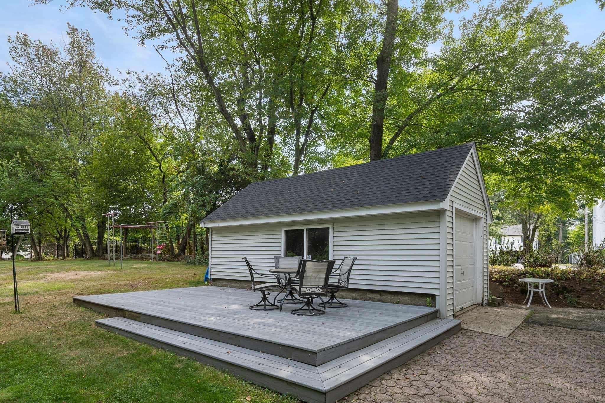 39 Montrose Ave