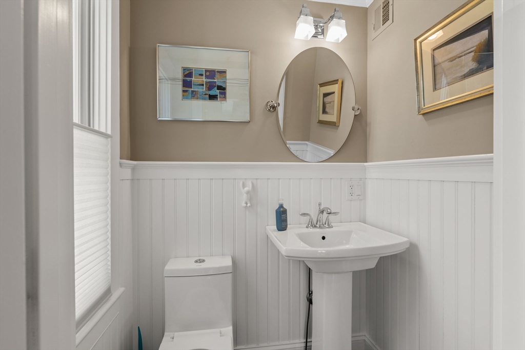24 Cottage St, Provincetown, MA Photo #8