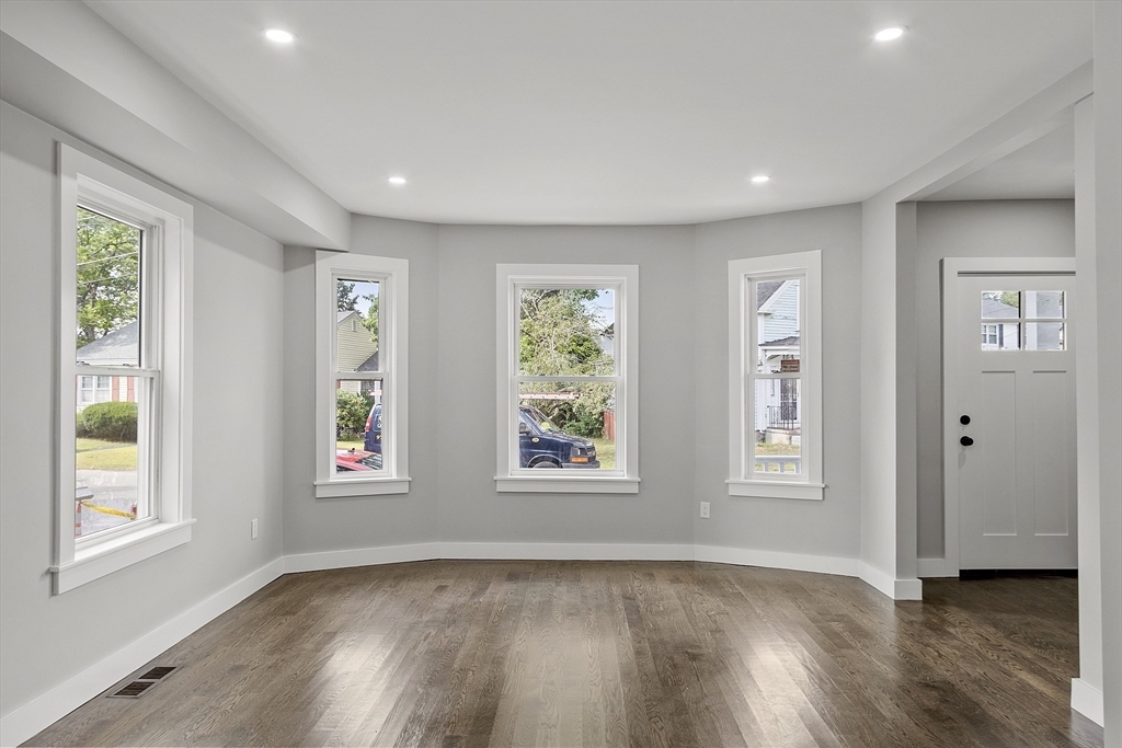 Lowell, Massachusetts 01852, United States, 4 Bedrooms Bedrooms, ,3 BathroomsBathrooms,Residential,Pending,182687