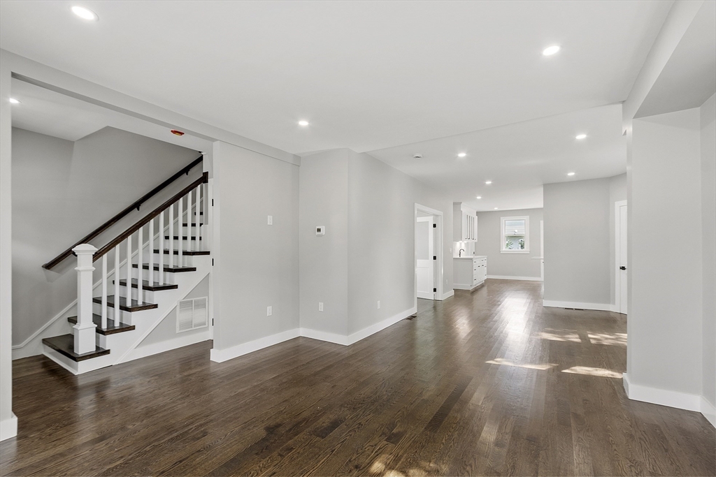 Lowell, Massachusetts 01852, United States, 4 Bedrooms Bedrooms, ,3 BathroomsBathrooms,Residential,Pending,182687