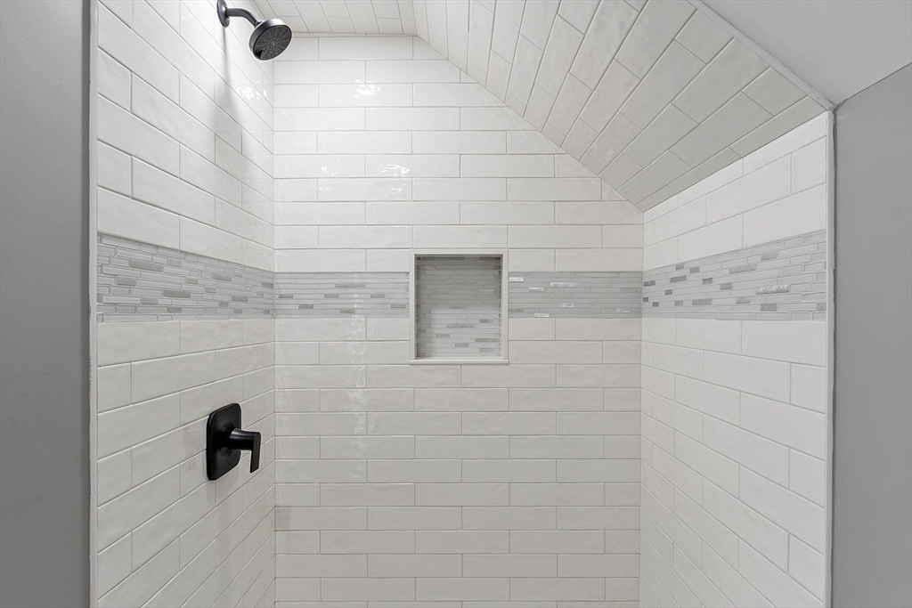 Lowell, Massachusetts 01852, United States, 4 Bedrooms Bedrooms, ,3 BathroomsBathrooms,Residential,Pending,182687