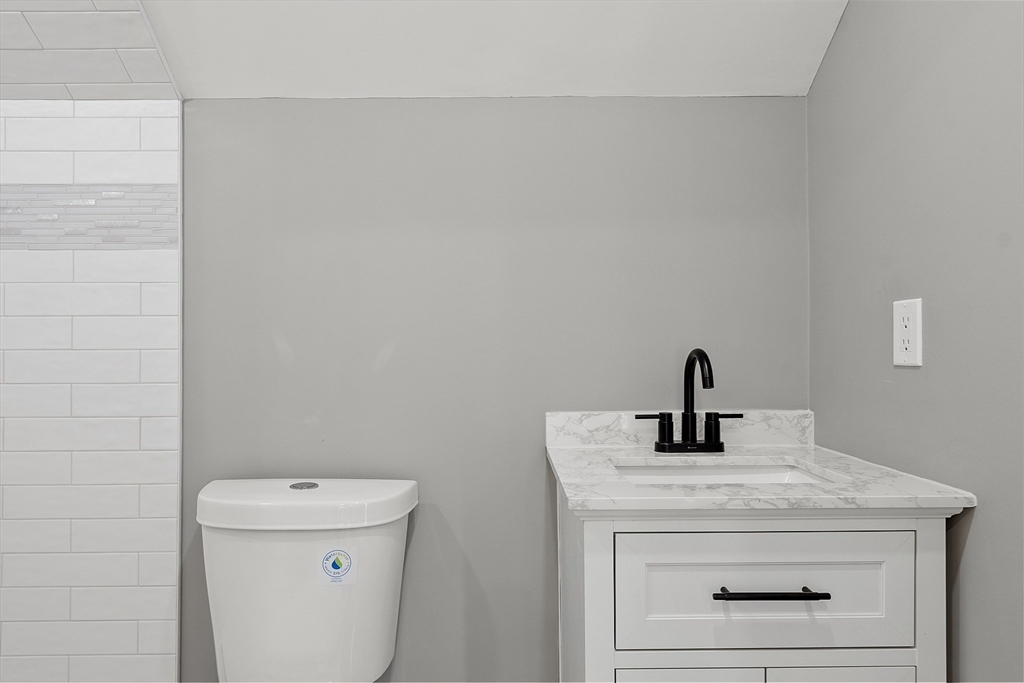 Lowell, Massachusetts 01852, United States, 4 Bedrooms Bedrooms, ,3 BathroomsBathrooms,Residential,Pending,182687