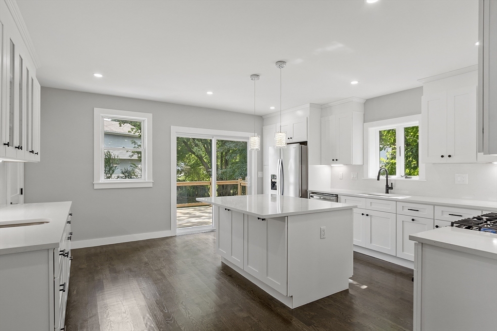 Lowell, Massachusetts 01852, United States, 4 Bedrooms Bedrooms, ,3 BathroomsBathrooms,Residential,Pending,182687