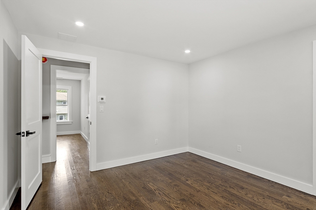 Lowell, Massachusetts 01852, United States, 4 Bedrooms Bedrooms, ,3 BathroomsBathrooms,Residential,Pending,182687