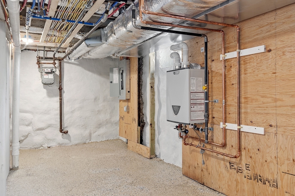 Lowell, Massachusetts 01852, United States, 4 Bedrooms Bedrooms, ,3 BathroomsBathrooms,Residential,Pending,182687