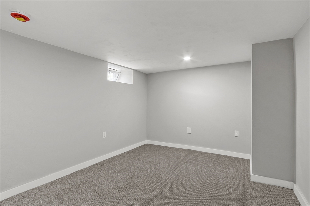 Lowell, Massachusetts 01852, United States, 4 Bedrooms Bedrooms, ,3 BathroomsBathrooms,Residential,Pending,182687