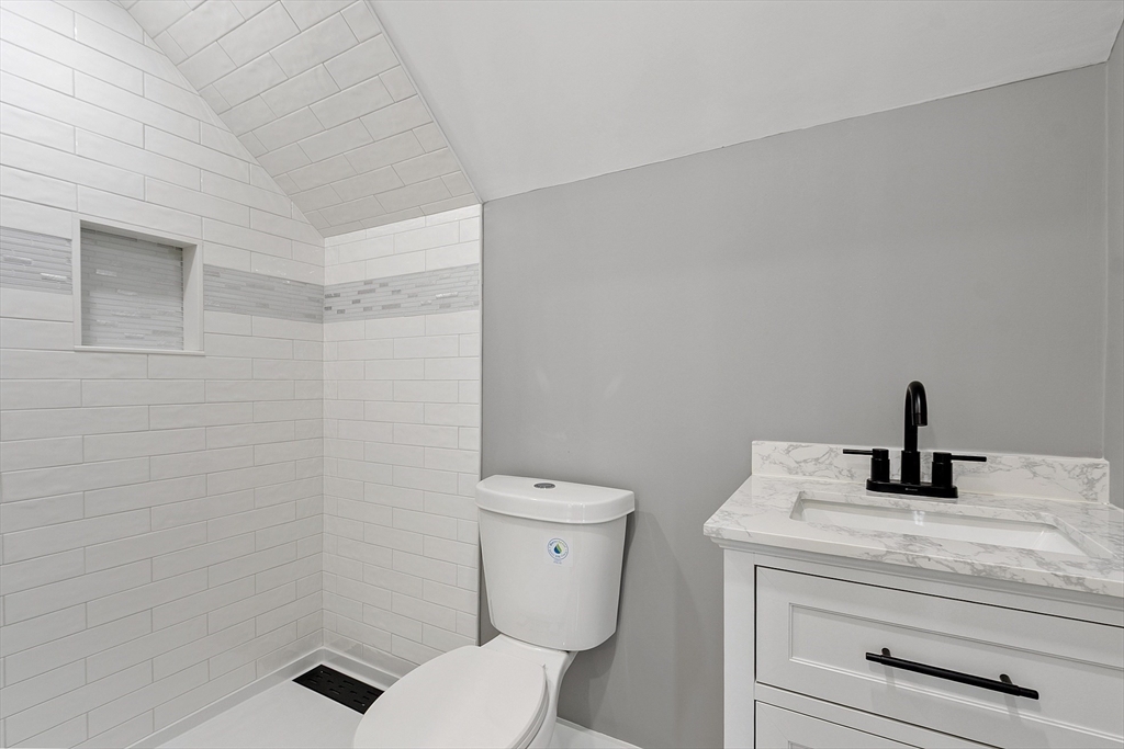 Lowell, Massachusetts 01852, United States, 4 Bedrooms Bedrooms, ,3 BathroomsBathrooms,Residential,Pending,182687