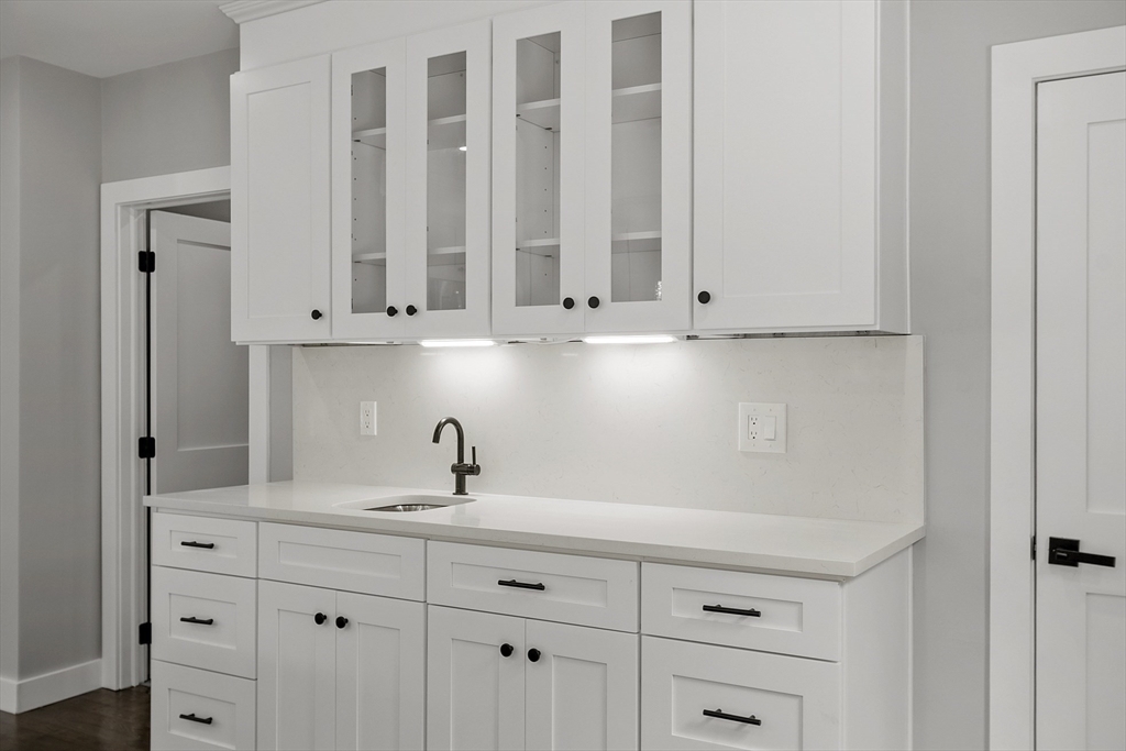 Lowell, Massachusetts 01852, United States, 4 Bedrooms Bedrooms, ,3 BathroomsBathrooms,Residential,Pending,182687