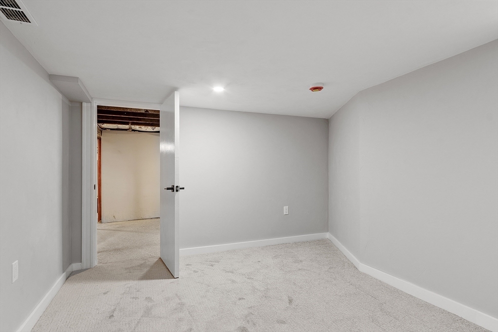 Lowell, Massachusetts 01852, United States, 4 Bedrooms Bedrooms, ,3 BathroomsBathrooms,Residential,Pending,182687