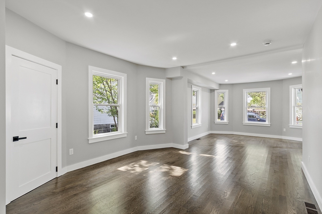 Lowell, Massachusetts 01852, United States, 4 Bedrooms Bedrooms, ,3 BathroomsBathrooms,Residential,Pending,182687