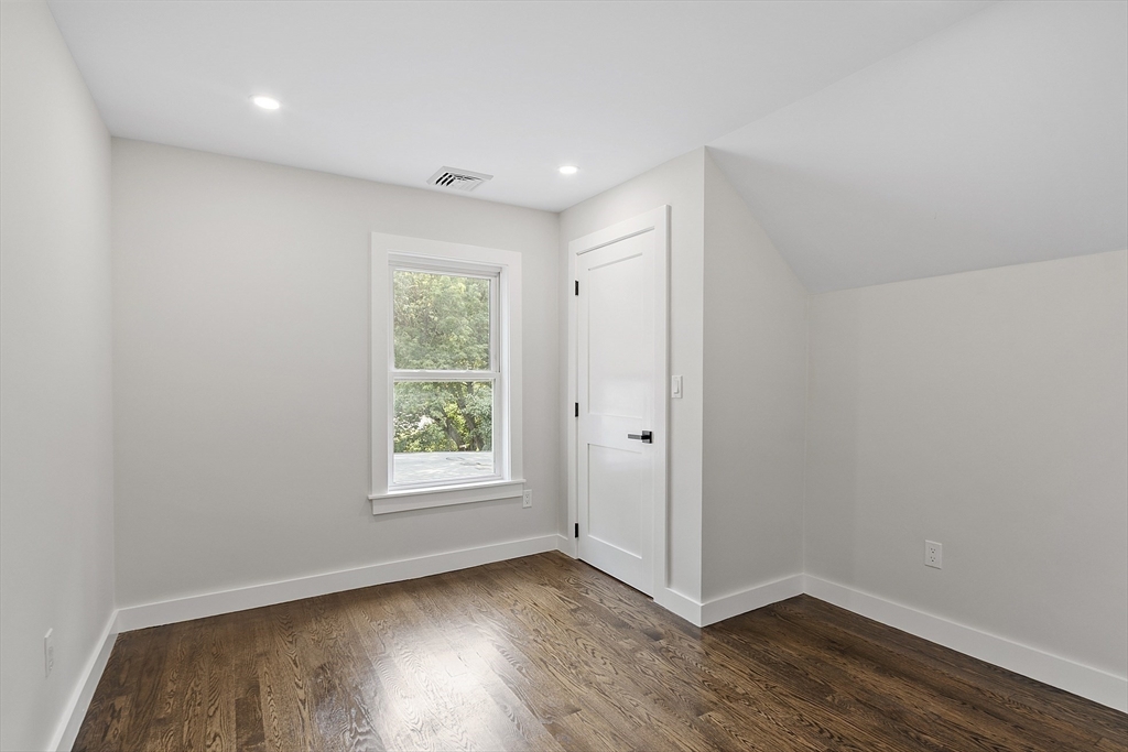 Lowell, Massachusetts 01852, United States, 4 Bedrooms Bedrooms, ,3 BathroomsBathrooms,Residential,Pending,182687