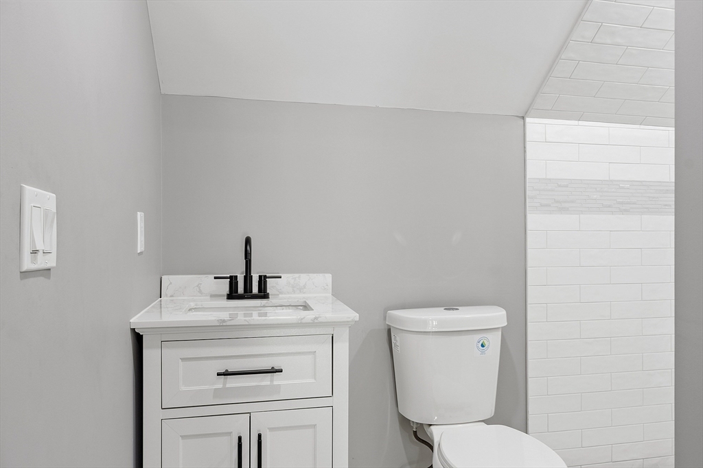 Lowell, Massachusetts 01852, United States, 4 Bedrooms Bedrooms, ,3 BathroomsBathrooms,Residential,Pending,182687