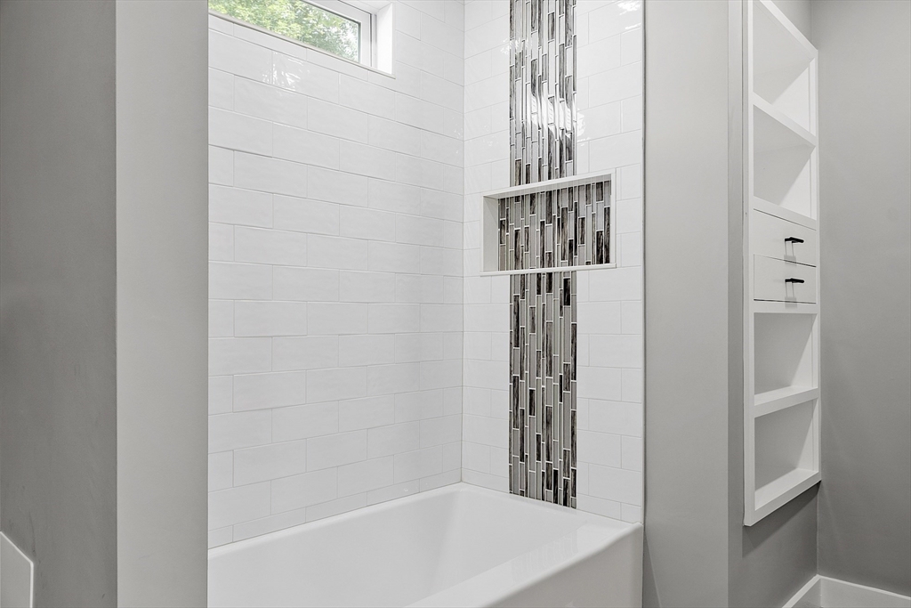 Lowell, Massachusetts 01852, United States, 4 Bedrooms Bedrooms, ,3 BathroomsBathrooms,Residential,Pending,182687