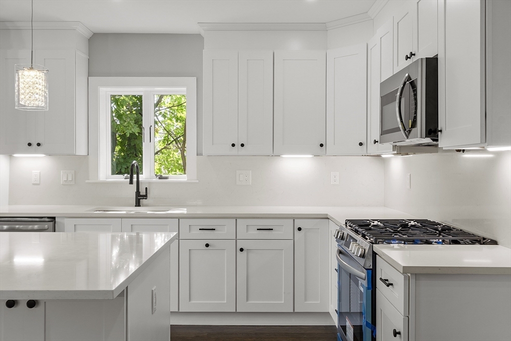 Lowell, Massachusetts 01852, United States, 4 Bedrooms Bedrooms, ,3 BathroomsBathrooms,Residential,Pending,182687