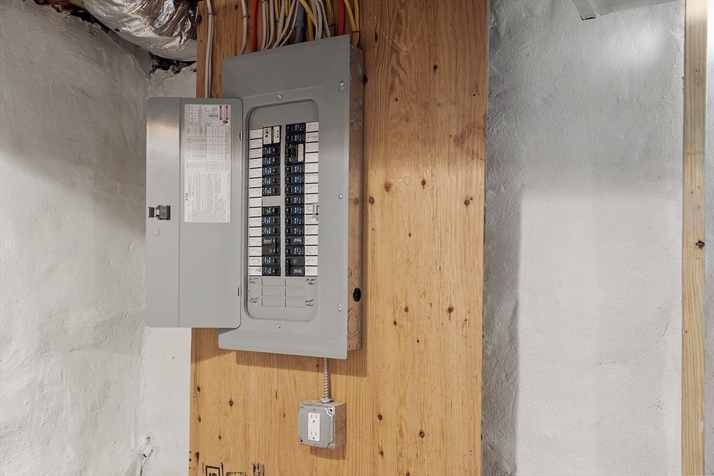 Lowell, Massachusetts 01852, United States, 4 Bedrooms Bedrooms, ,3 BathroomsBathrooms,Residential,Pending,182687