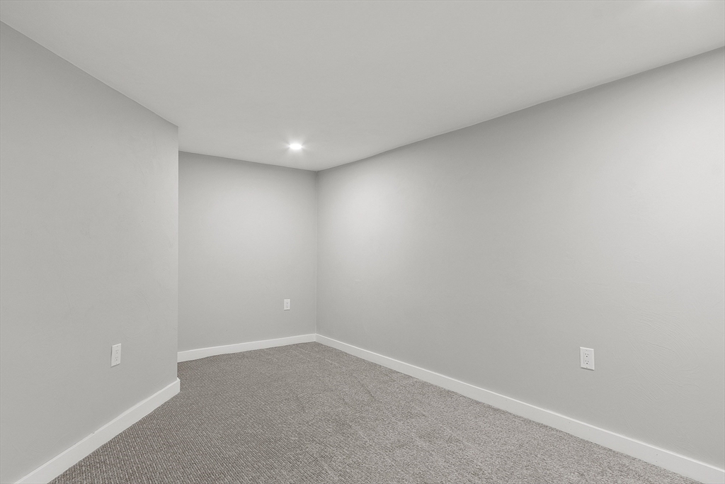 Lowell, Massachusetts 01852, United States, 4 Bedrooms Bedrooms, ,3 BathroomsBathrooms,Residential,Pending,182687