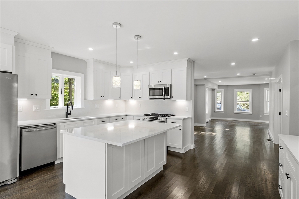 Lowell, Massachusetts 01852, United States, 4 Bedrooms Bedrooms, ,3 BathroomsBathrooms,Residential,Pending,182687