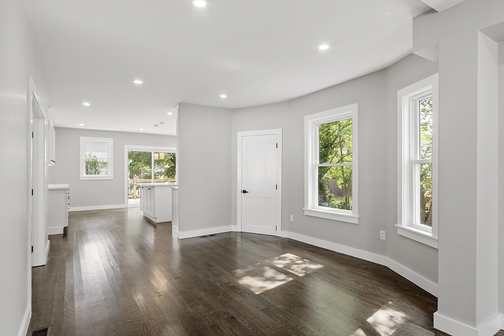 Lowell, Massachusetts 01852, United States, 4 Bedrooms Bedrooms, ,3 BathroomsBathrooms,Residential,Pending,182687