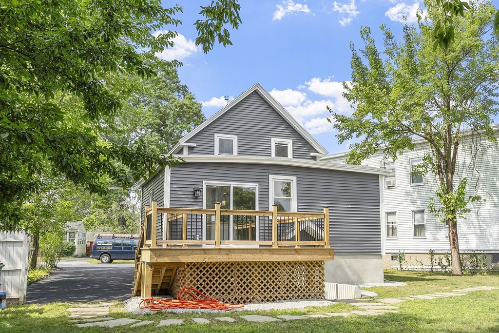 Lowell, Massachusetts 01852, United States, 4 Bedrooms Bedrooms, ,3 BathroomsBathrooms,Residential,Pending,182687