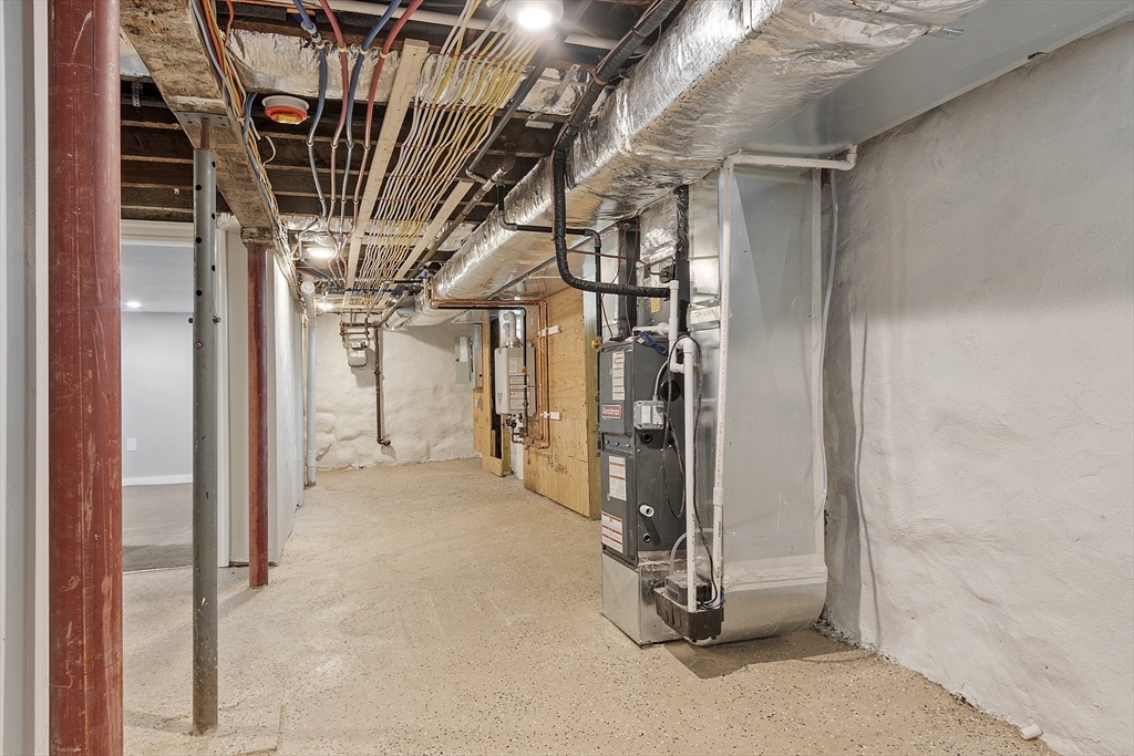 Lowell, Massachusetts 01852, United States, 4 Bedrooms Bedrooms, ,3 BathroomsBathrooms,Residential,Pending,182687