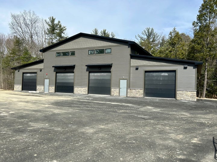 Photo 1 of 9 — 15 Oneil St, 2nd Floor Left, Easthampton, MA 01027