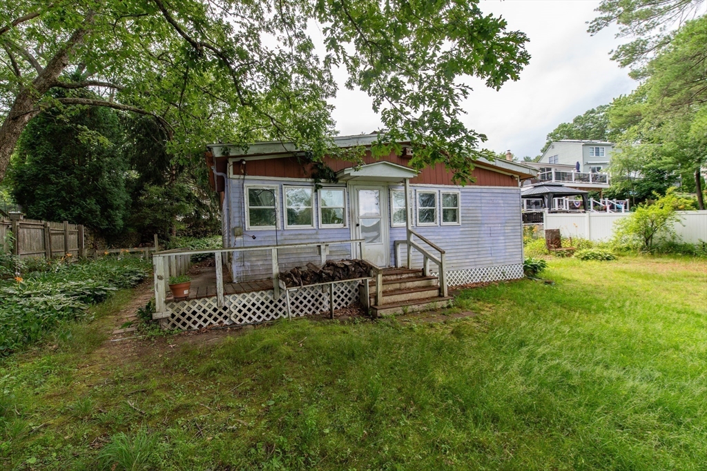 121 Lakeshore Drive