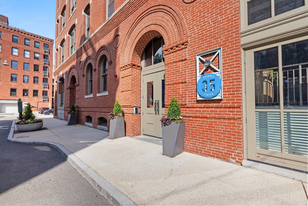 35 Channel Center St 210