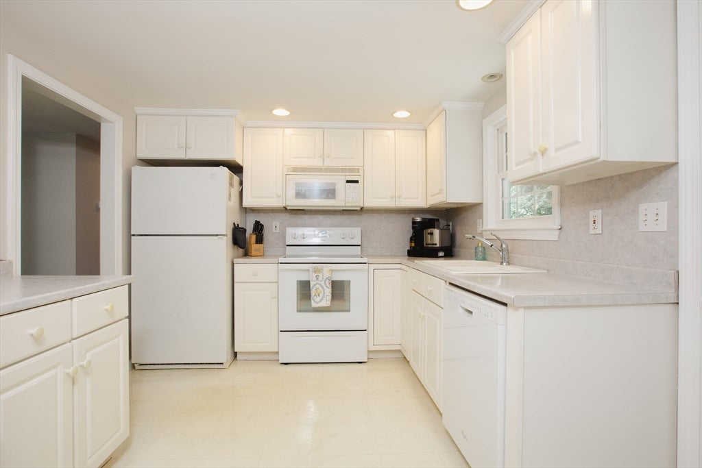 40 Fairwood Drive, Pembroke, MA Photo #6