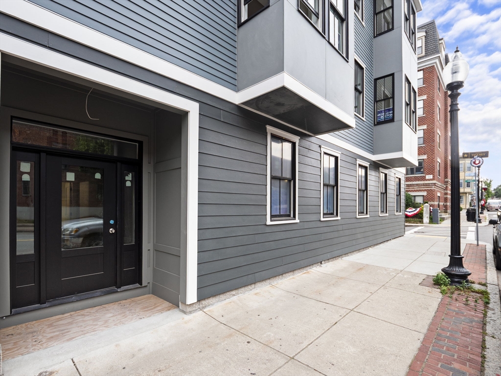 106-108 Bunker Hill St 6P