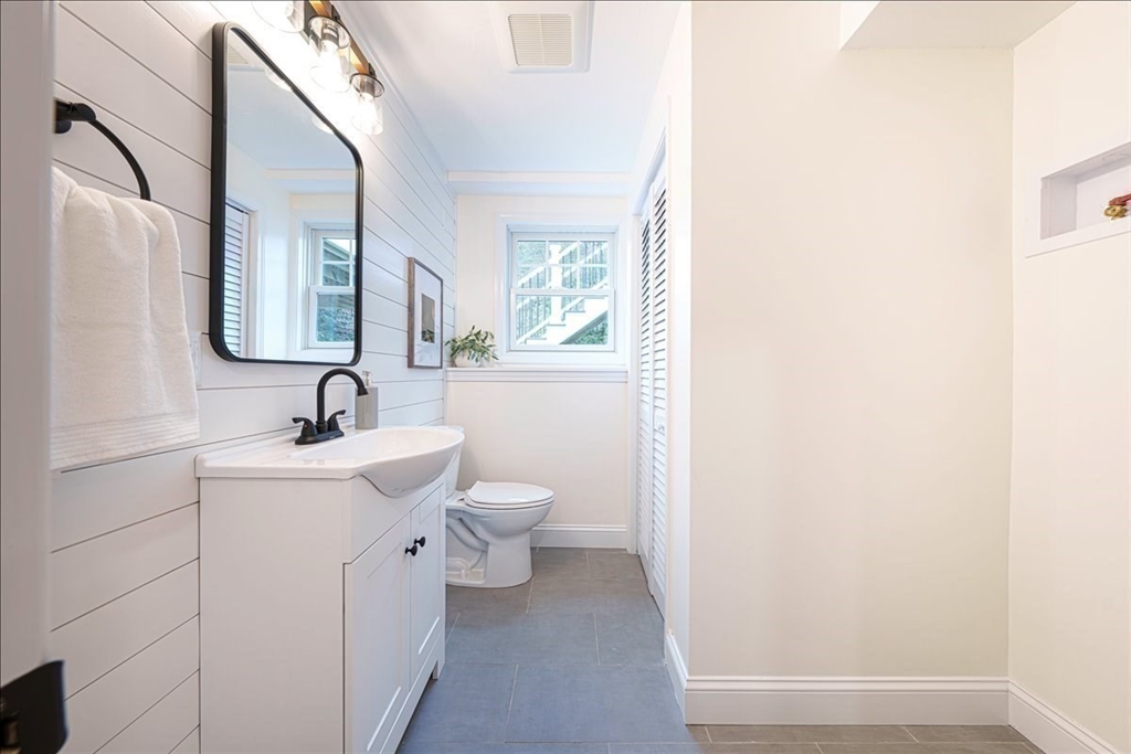 Medway, Massachusetts 02053, United States, 3 Bedrooms Bedrooms, ,3 BathroomsBathrooms,Residential,Active,170726