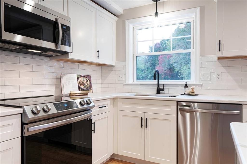 Medway, Massachusetts 02053, United States, 3 Bedrooms Bedrooms, ,3 BathroomsBathrooms,Residential,Active,170726