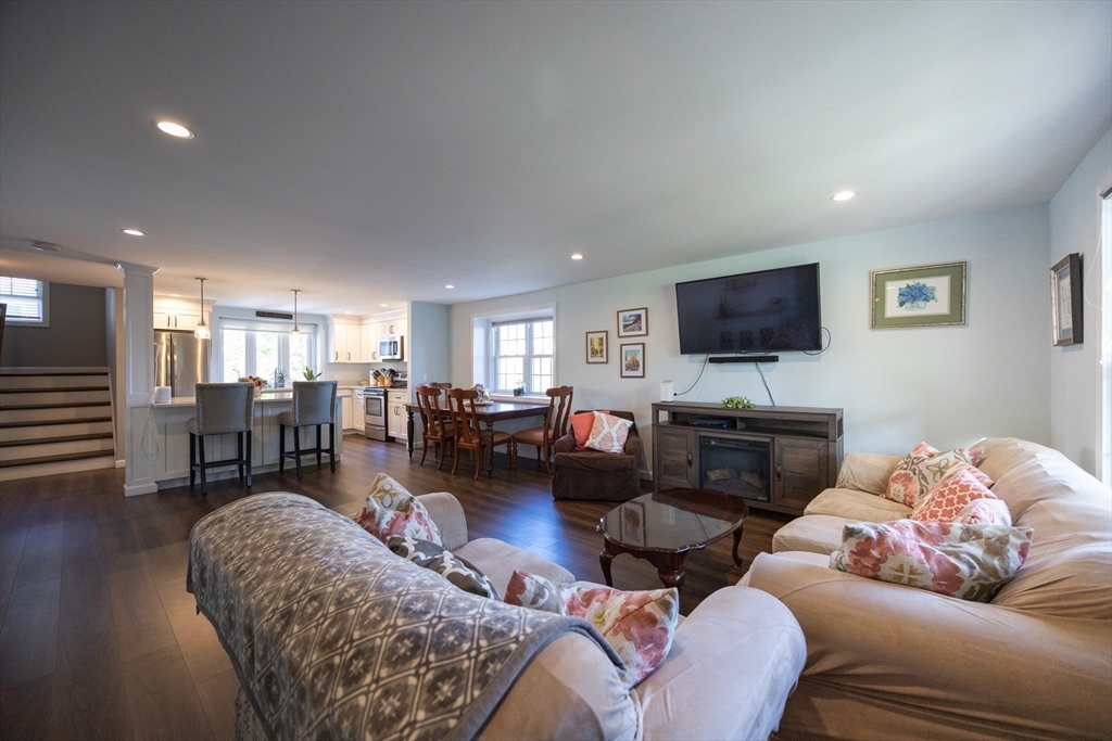 Attleboro, Massachusetts 02703, United States, 3 Bedrooms Bedrooms, ,2 BathroomsBathrooms,Residential,Active,223328