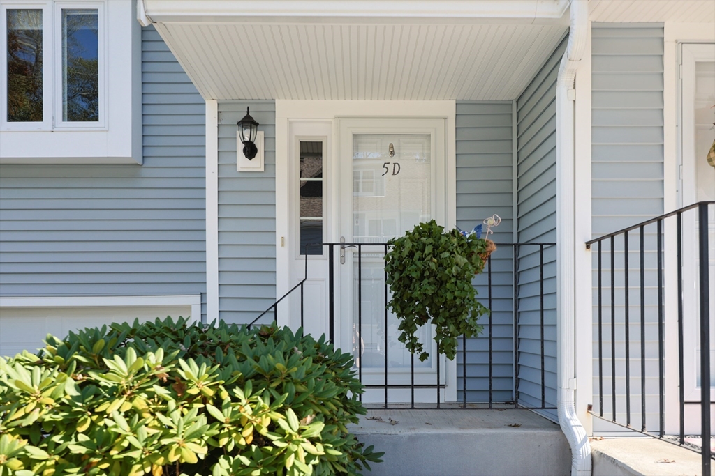 Attleboro, Massachusetts 02703, United States, 3 Bedrooms Bedrooms, ,2 BathroomsBathrooms,Residential,Active,223328