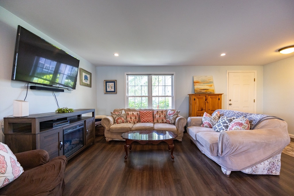 Attleboro, Massachusetts 02703, United States, 3 Bedrooms Bedrooms, ,2 BathroomsBathrooms,Residential,Active,223328