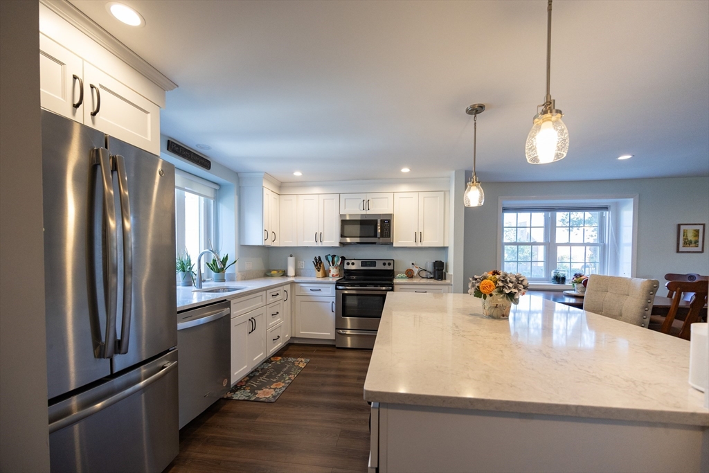 Attleboro, Massachusetts 02703, United States, 3 Bedrooms Bedrooms, ,2 BathroomsBathrooms,Residential,Active,223328