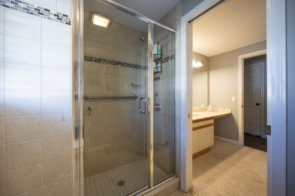 Attleboro, Massachusetts 02703, United States, 3 Bedrooms Bedrooms, ,2 BathroomsBathrooms,Residential,Active,223328